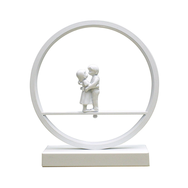 Schwarz/Weiß Hoop Nachttischlampe Einfache Romantische Acryl Tischlampe in Warm/Weiß Licht mit Liebhaber Statue