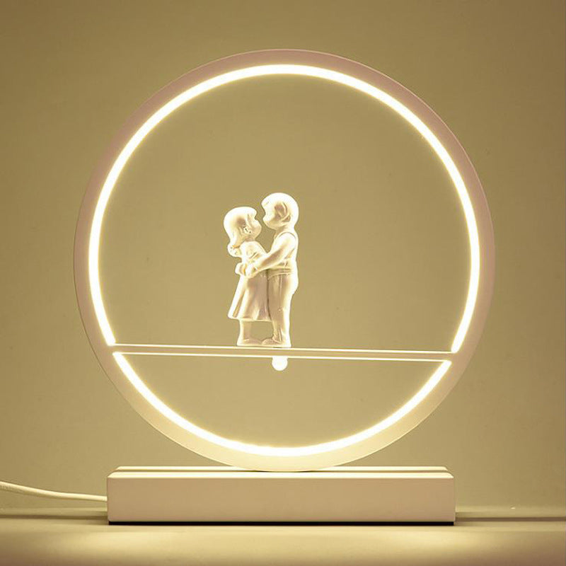 Schwarz/Weiß Hoop Nachttischlampe Einfache Romantische Acryl Tischlampe in Warm/Weiß Licht mit Liebhaber Statue