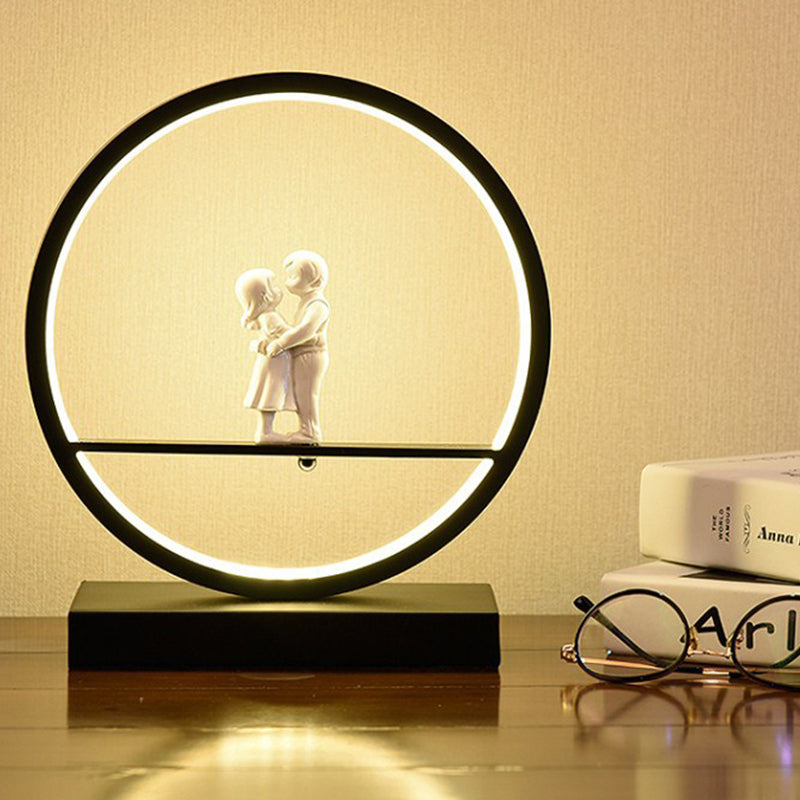 Schwarz/Weiß Hoop Nachttischlampe Einfache Romantische Acryl Tischlampe in Warm/Weiß Licht mit Liebhaber Statue