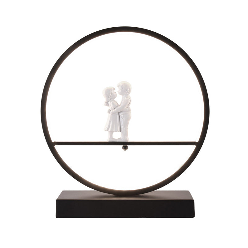 Schwarz/Weiß Hoop Nachttischlampe Einfache Romantische Acryl Tischlampe in Warm/Weiß Licht mit Liebhaber Statue