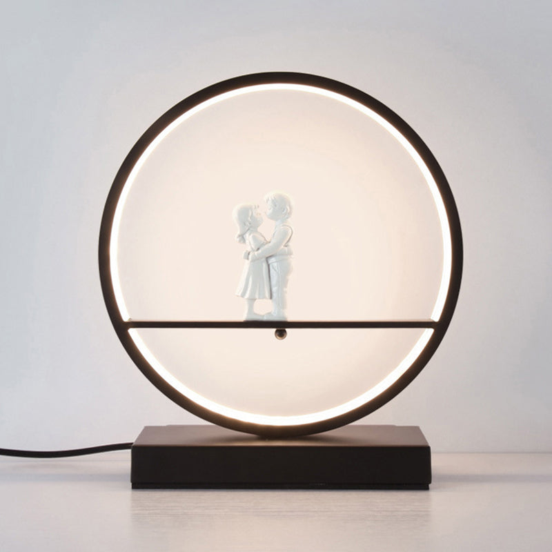 Schwarz/Weiß Hoop Nachttischlampe Einfache Romantische Acryl Tischlampe in Warm/Weiß Licht mit Liebhaber Statue