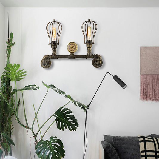 Frendorf | Piped Wohnzimmer Wandleuchte mit Tropfenkäfigschirm Vintage Metall 2 Glühbirnen Alter Messing Wandleuchte