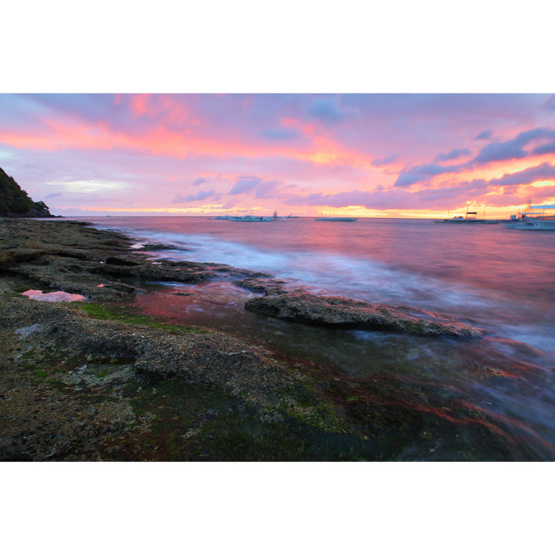 Frendorf | Sunset Boat Rock Shore Mural Tropisch Non-Woven Stoff Wandbekleding in Pink-Bruin