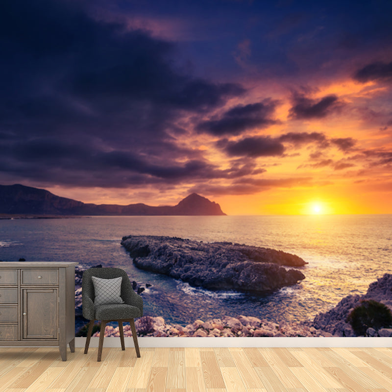Frendorf | Custom Photography Tropix Mural mit Sonnenuntergang und felsiger Küstenmuster in Gelb