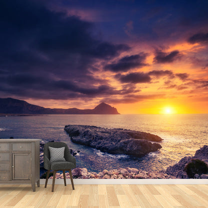 Frendorf | Custom Photography Tropix Mural mit Sonnenuntergang und felsiger Küstenmuster in Gelb
