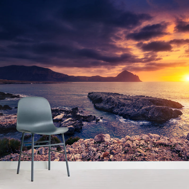 Frendorf | Custom Photography Tropix Mural mit Sonnenuntergang und felsiger Küstenmuster in Gelb