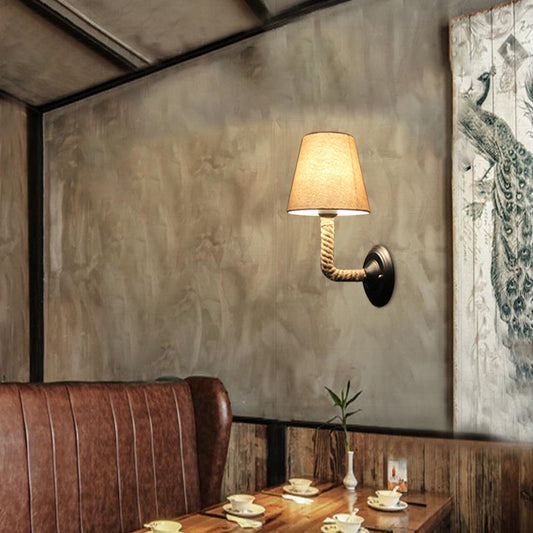 Frendorf | 1 Licht Conische Wandlamp Lodge Stijl Beige Stoffen Wandverlichting met Rope Gebogen/Hoekarm voor Restaurant