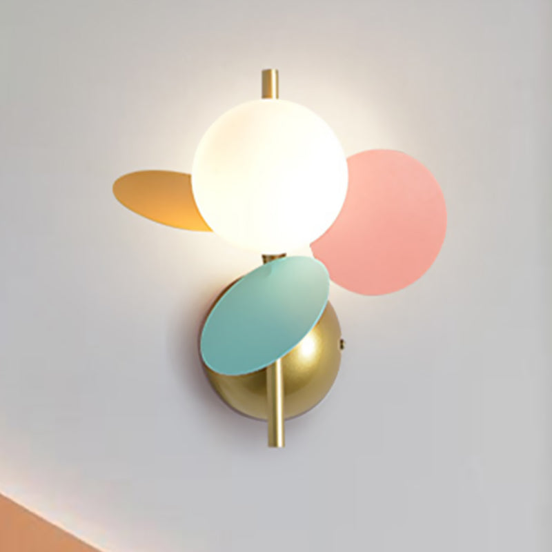 Frendorf | Blatt Nachttisch Wandleuchten Ideen Eisen 1 Licht Macaron Stil Wandlampe in Weiß/Rot-Gelb-Blau mit Ball Cremeglas-Schirm