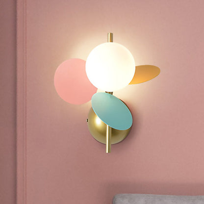 Frendorf | Blatt Nachttisch Wandleuchten Ideen Eisen 1 Licht Macaron Stil Wandlampe in Weiß/Rot-Gelb-Blau mit Ball Cremeglas-Schirm