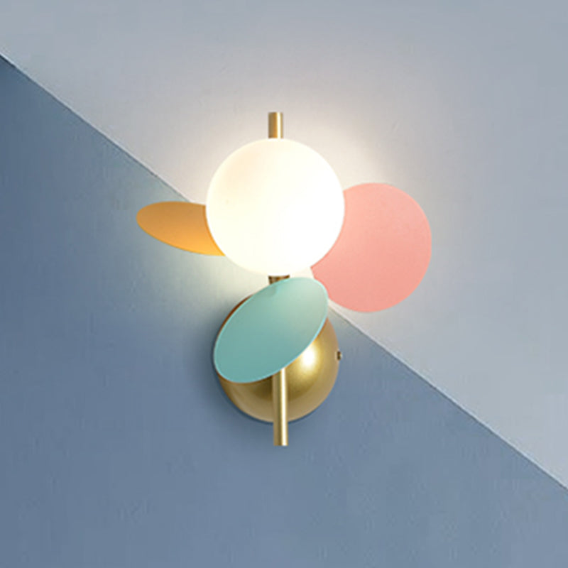 Frendorf | Blatt Nachttisch Wandleuchten Ideen Eisen 1 Licht Macaron Stil Wandlampe in Weiß/Rot-Gelb-Blau mit Ball Cremeglas-Schirm