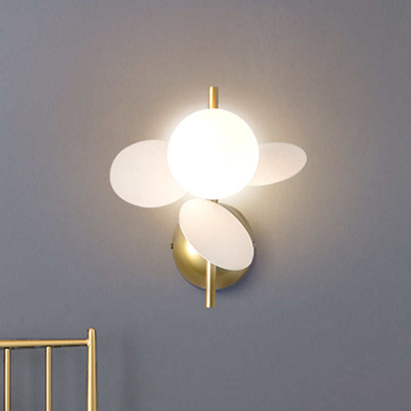Frendorf | Blatt Nachttisch Wandleuchten Ideen Eisen 1 Licht Macaron Stil Wandlampe in Weiß/Rot-Gelb-Blau mit Ball Cremeglas-Schirm