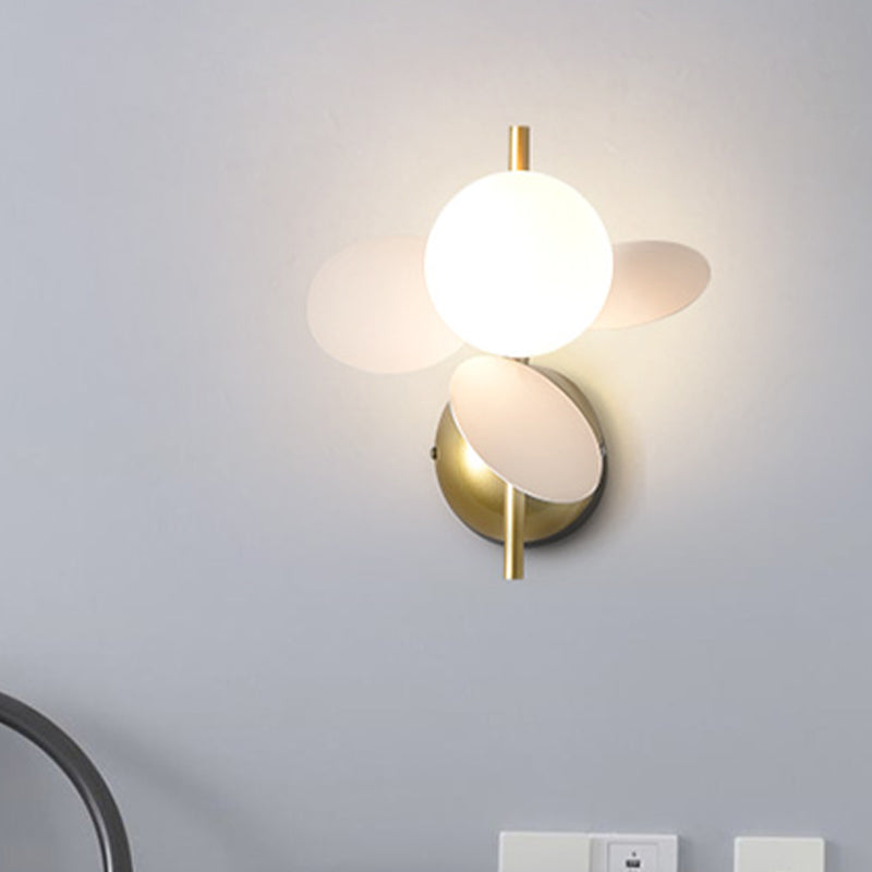 Frendorf | Blatt Nachttisch Wandleuchten Ideen Eisen 1 Licht Macaron Stil Wandlampe in Weiß/Rot-Gelb-Blau mit Ball Cremeglas-Schirm