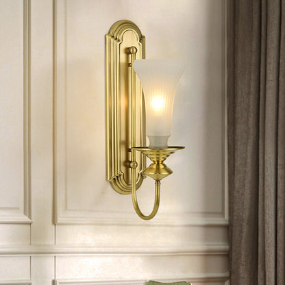 Frendorf | 1/2-Bol Bell Wandleuchte Kolonial Gold Frosted Weiß Glas Wandleuchte mit Metallganshalsarm