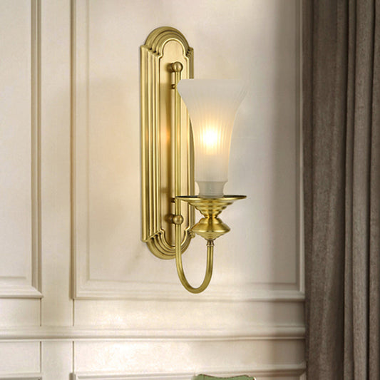 Frendorf | 1/2-Bol Bell Wandleuchte Kolonial Gold Frosted Weiß Glas Wandleuchte mit Metallganshalsarm
