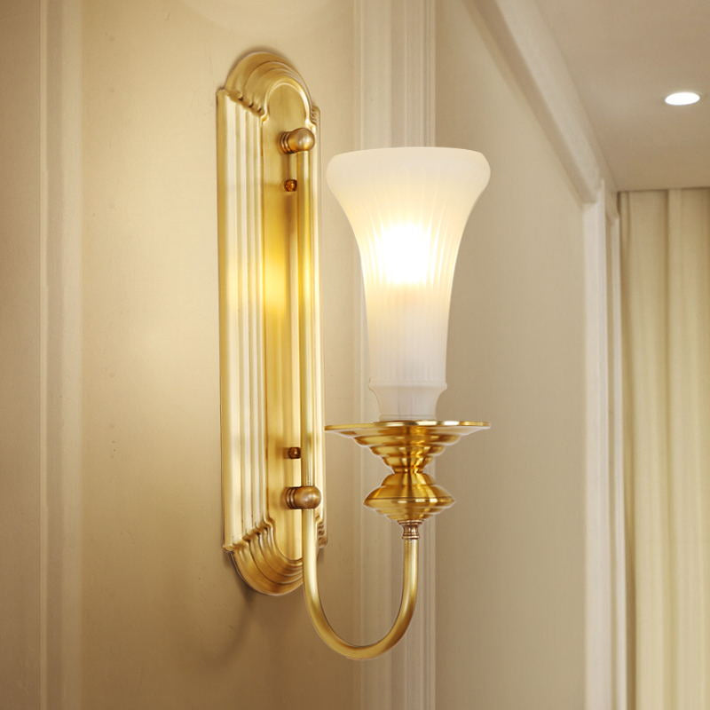 Frendorf | 1/2-Bol Bell Wandleuchte Kolonial Gold Frosted Weiß Glas Wandleuchte mit Metallganshalsarm
