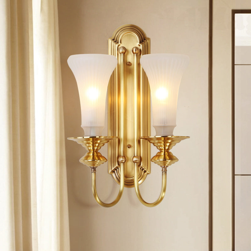 Frendorf | 1/2-Bol Bell Wandleuchte Kolonial Gold Frosted Weiß Glas Wandleuchte mit Metallganshalsarm