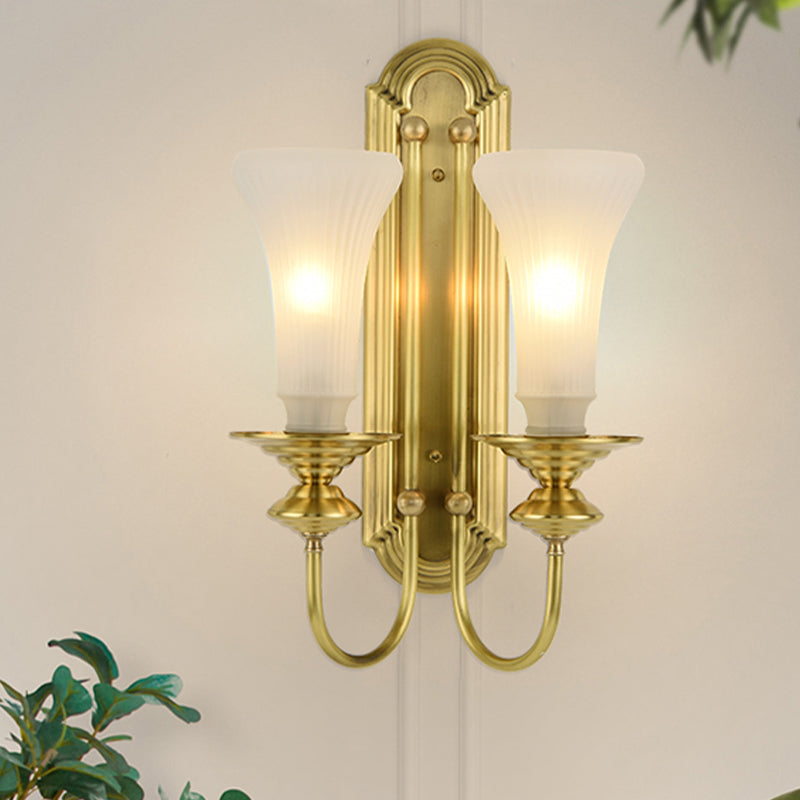 Frendorf | 1/2-Bol Bell Wandleuchte Kolonial Gold Frosted Weiß Glas Wandleuchte mit Metallganshalsarm
