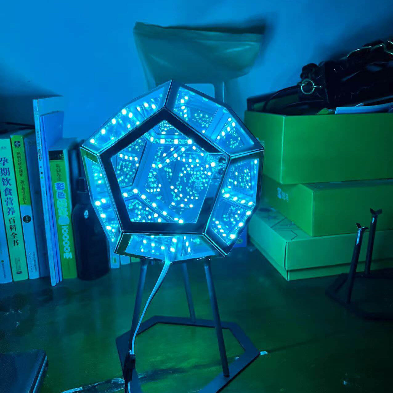 Frendorf | Novahedron LED Tischlampe | Unendliche Dodekaeder-Optik | Stimmungslicht | Kunstvolle Dekoration