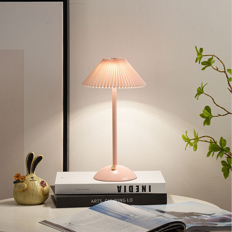 Frendorf | GlowVibe Skandi LED Tischlampe | Wiederaufladbar | Stoffschirm mit Falten | Kabellos | Stimmungslicht | Nachttischlampe
