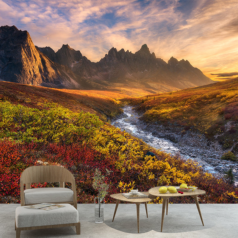 Frendorf | Moderne Zonsondergang Berglandschap Muurschildering Bruine Herfst Weiden en Droogende Rivier Wandkunst