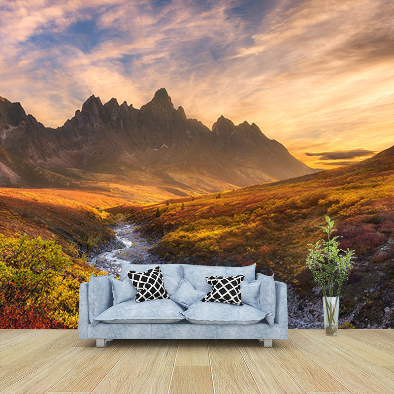 Frendorf | Moderne Zonsondergang Berglandschap Muurschildering Bruine Herfst Weiden en Droogende Rivier Wandkunst