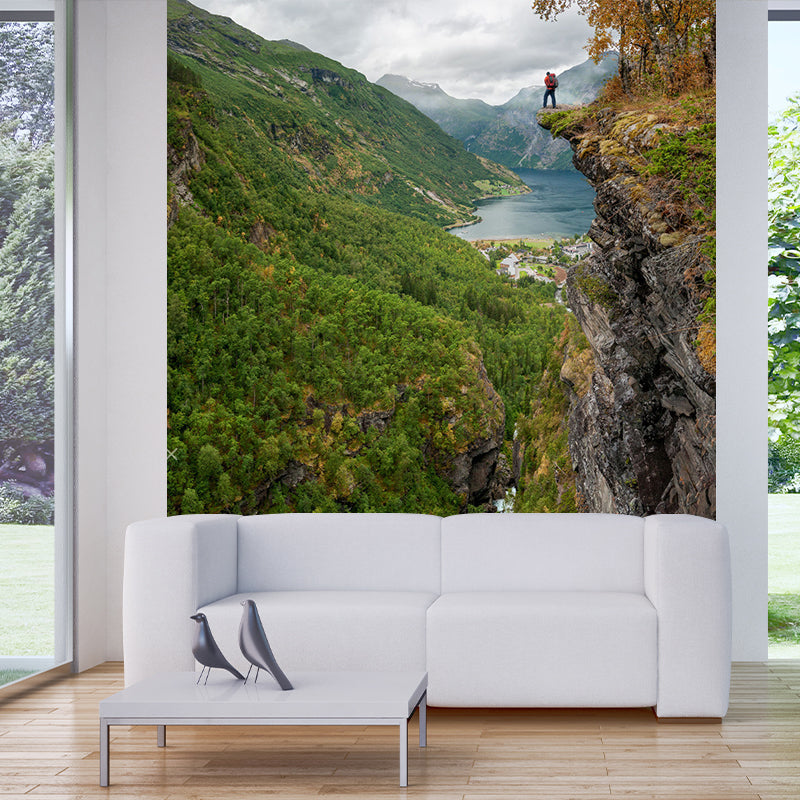 Frendorf | Moderner Mann auf Fels Wandbild Grünes Berglandschaft Wandkunst für Schlafzimmer, Maßgeschneiderter Druck