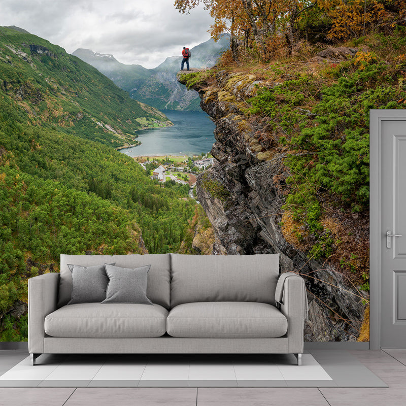 Frendorf | Moderner Mann auf Fels Wandbild Grünes Berglandschaft Wandkunst für Schlafzimmer, Maßgeschneiderter Druck