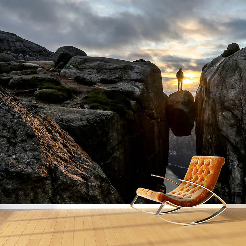 Man Between Mountain Gaps Wandbild Braun Modernes Wandkunst für das Wohnzimmer, Maßgeschneidert