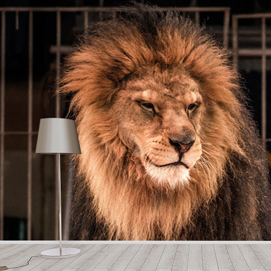 Frendorf | Braune Käfiglöwen-Wandmalerei fleckenresistente moderne Wohnbereich-Wandverkleidung, maßgeschneiderte Größe
