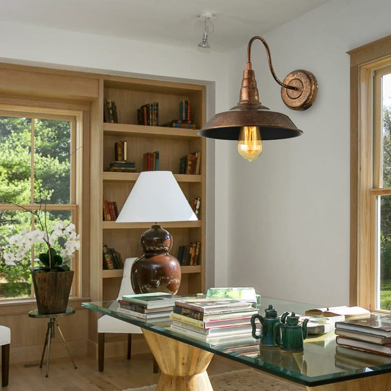 Frendorf | Antieke stijl schuurmuurlamp 1 licht ijzeren wandlamp met goose-neck arm in brons/roest voor slaapkamer