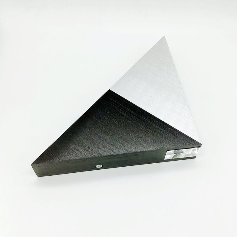 Frendorf | TriLumina Prisma LED Wandleuchte | Kreatives Pyramidendesign | Aluminium & Acryl | Farbige Lichtoptionen