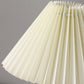 Zeitgenössische skandinavische Massivholz-Basis PVC Lampenschirm 1-Licht Tischlampe für Schlafzimmer