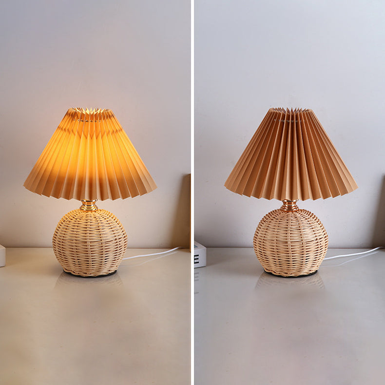 Frendorf | RattaLume Nordic LED Tischlampe | Geflochtenes Rattan & Faltstoffschirm | Stimmungslicht | Deko fürs Schlafzimmer