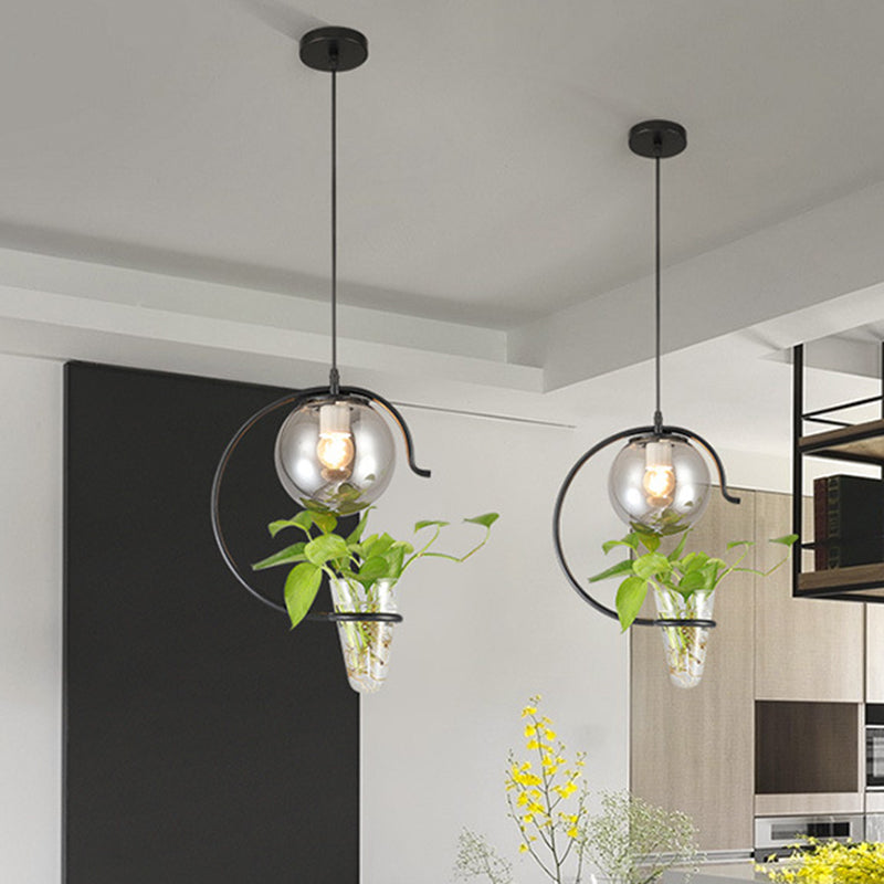 Industrielle Globe Metall Hängeleuchte 1 Leuchte Milchweiß/Rauchgrau Glas LED Pendelleuchte in Schwarz/Gold