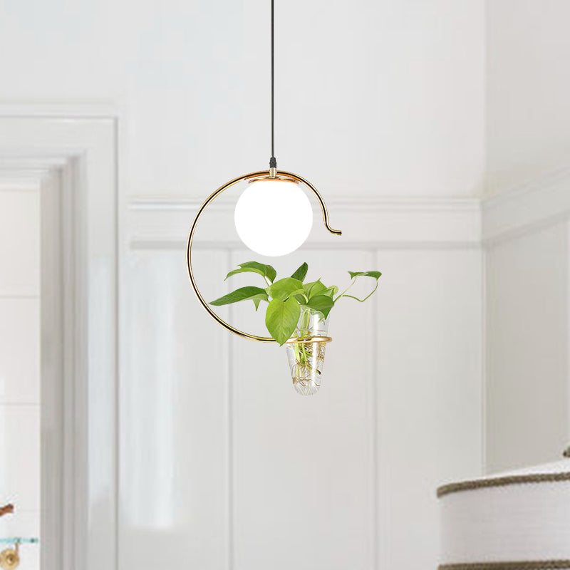 Industrielle Globe Metall Hängeleuchte 1 Leuchte Milchweiß/Rauchgrau Glas LED Pendelleuchte in Schwarz/Gold