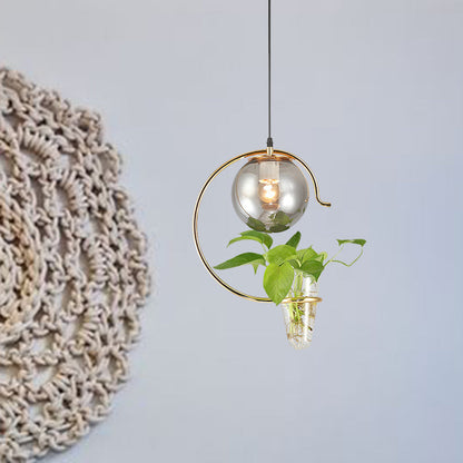 Industrielle Globe Metall Hängeleuchte 1 Leuchte Milchweiß/Rauchgrau Glas LED Pendelleuchte in Schwarz/Gold