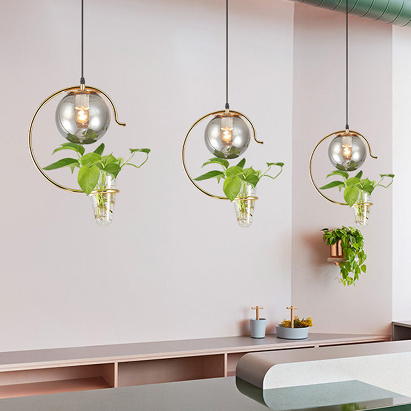 Industrielle Globe Metall Hängeleuchte 1 Leuchte Milchweiß/Rauchgrau Glas LED Pendelleuchte in Schwarz/Gold
