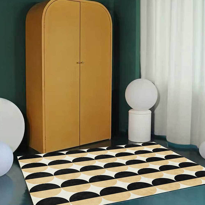 Stylischer geometrischer Musterteppich in Gold und Schwarz Nordic Teppich Polyester waschbar rutschfeste Rückseite Teppich für das Wohnzimmer