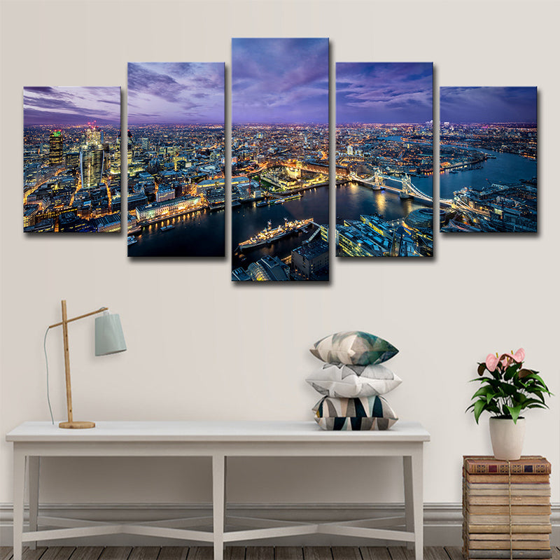 Frendorf | Lila Modernistische Kunstprint West-Europa Stads Nacht Scene Canvas voor Zitkamer