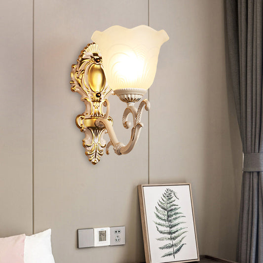 Frendorf | 1 Licht Bloom Wandlamp Vintage Messing/Beige Frosted Geribbeld Glas Wandverlichting met Gebogen Arm