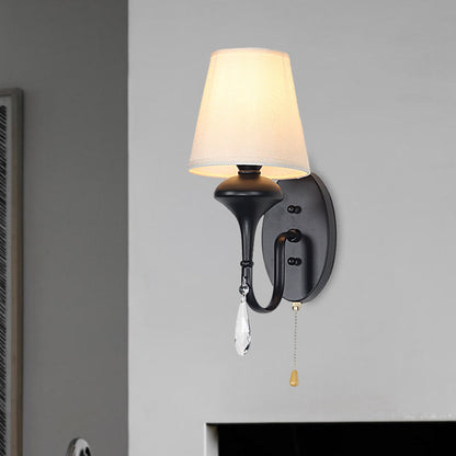 Frendorf | Farmhouse Kegelartige Wandmontage Licht 1 Glühbirne Stoff Kristall Tropfen Wandbeleuchtung Idee mit Zugkette in Schwarz