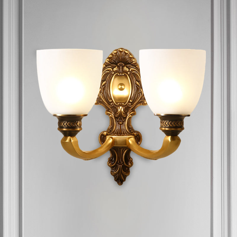 Frendorf | 2-Kopf Wandleuchte Land Umgekehrte Glocke Weißes Glas Wandbeleuchtungseinheit in Messing, 5"/14" Breit