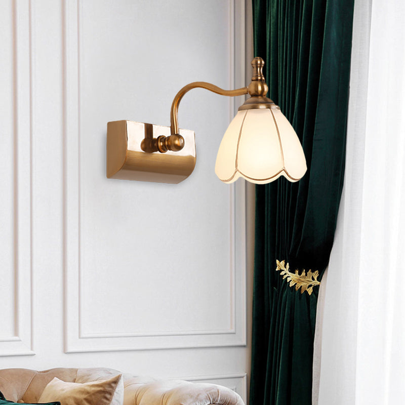 Frendorf | Weißes Glas Messing Vanity Lampe Scalloped 1/2-Licht Rustikaler Stil Wandmontage Beleuchtung mit Gebogenem Arm