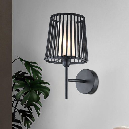 Frendorf | Einfache Lichtwandlampe Bauernhaus Kegelrahmen Metallische Wandleuchte mit zylindrischem Opalglas-Schirm in Schwarz