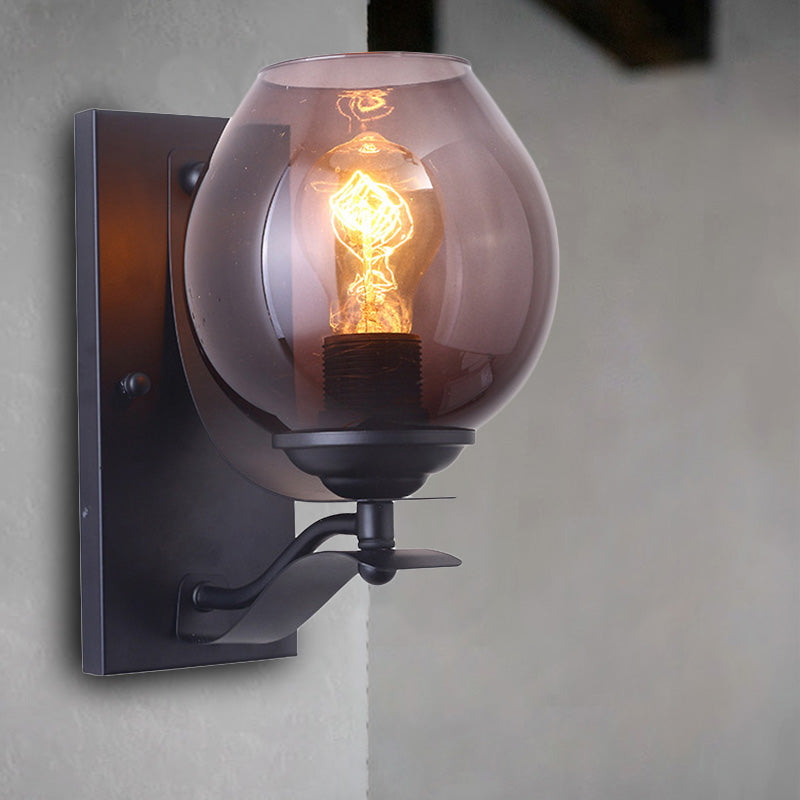 Frendorf | Ein Licht Wandleuchte mit Kugel-Schirm Graues Glas Industrielle Café Licht Armatur in Schwarz