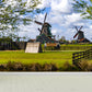 Vollformatfotografie Moderne Wandtapete mit Windmühle und Grasland in Grün