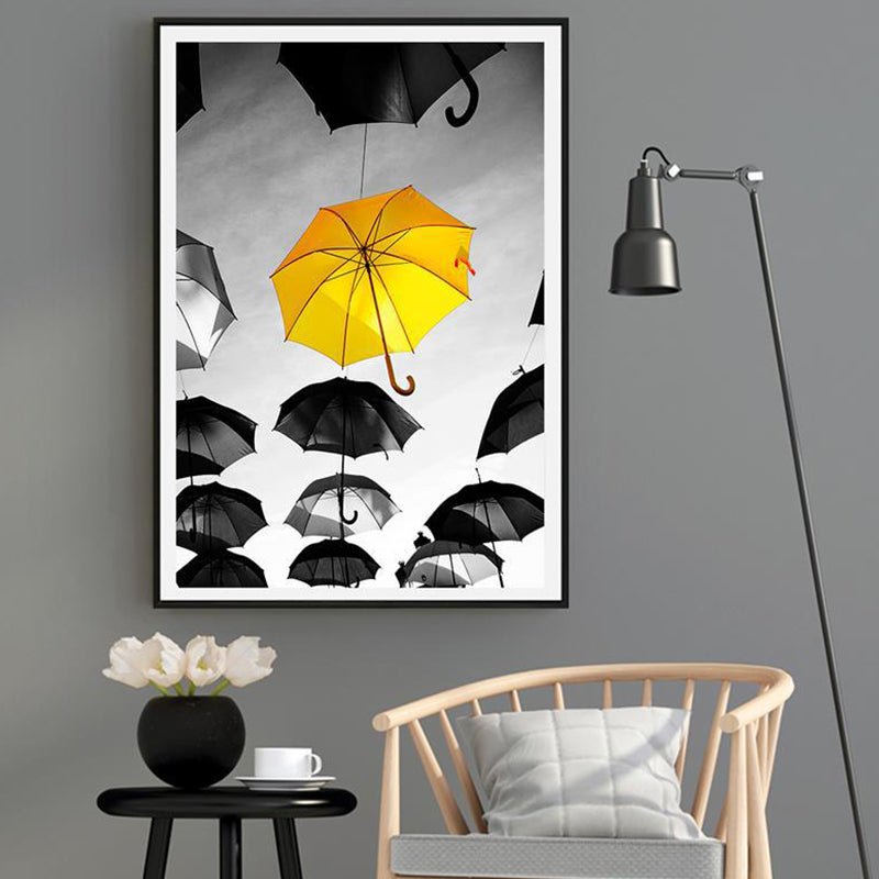 Frendorf | Foto Druck Schwimmende Regenschirme Leinwand Strukturiert Modern Schlafzimmer Wandkunst in Gelb-Schwarz
