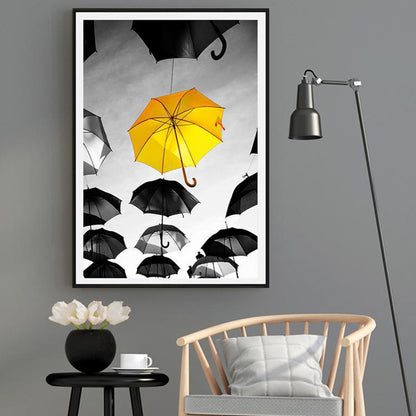 Frendorf | Foto Druck Schwimmende Regenschirme Leinwand Strukturiert Modern Schlafzimmer Wandkunst in Gelb-Schwarz