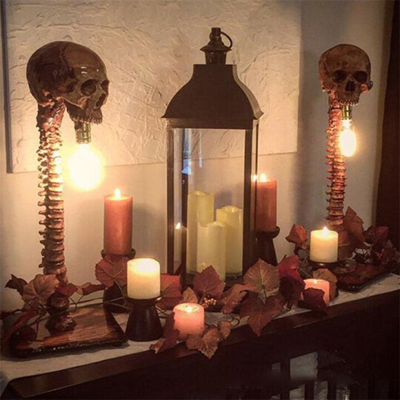 Horror-Skelett mit Wirbelsäulenlampe