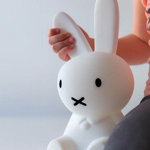 Frendorf | LumiBuddy Kinder Tischlampe | Kabellos & Dimmbar | Niedliches Nachtlicht | Stimmungslicht für Kinderzimmer